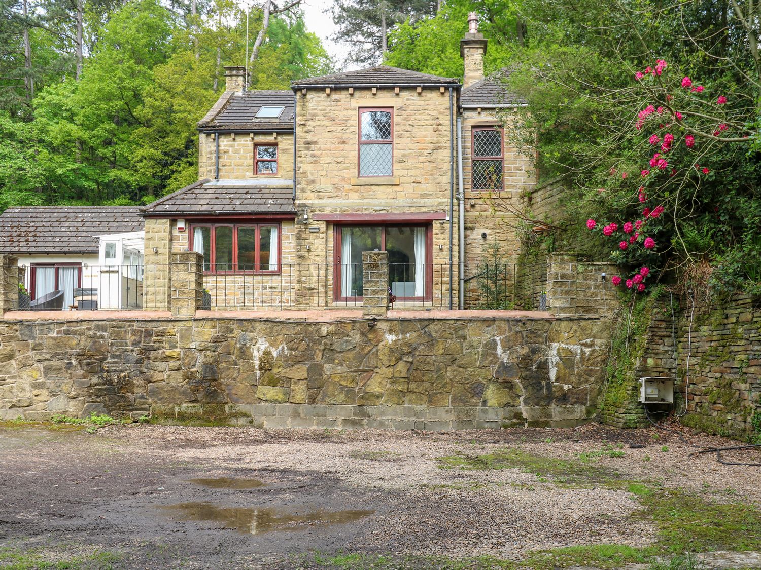 Highwood Lodge, Denby Dale, West Yorkshire. Smart TV. Hot tub. Close to pub. Close to Peak District.