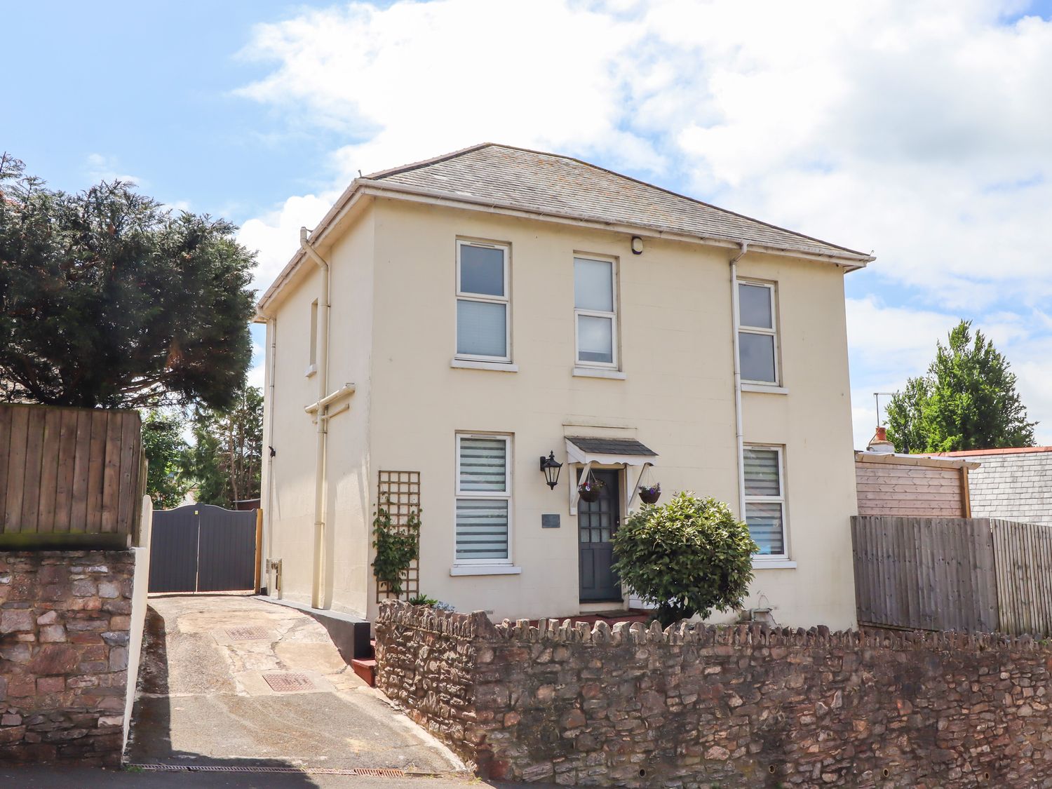 Rockland House in Brixham, Devon. Private driveway. Near shop. Near pub. Near beach. Enclosed garden