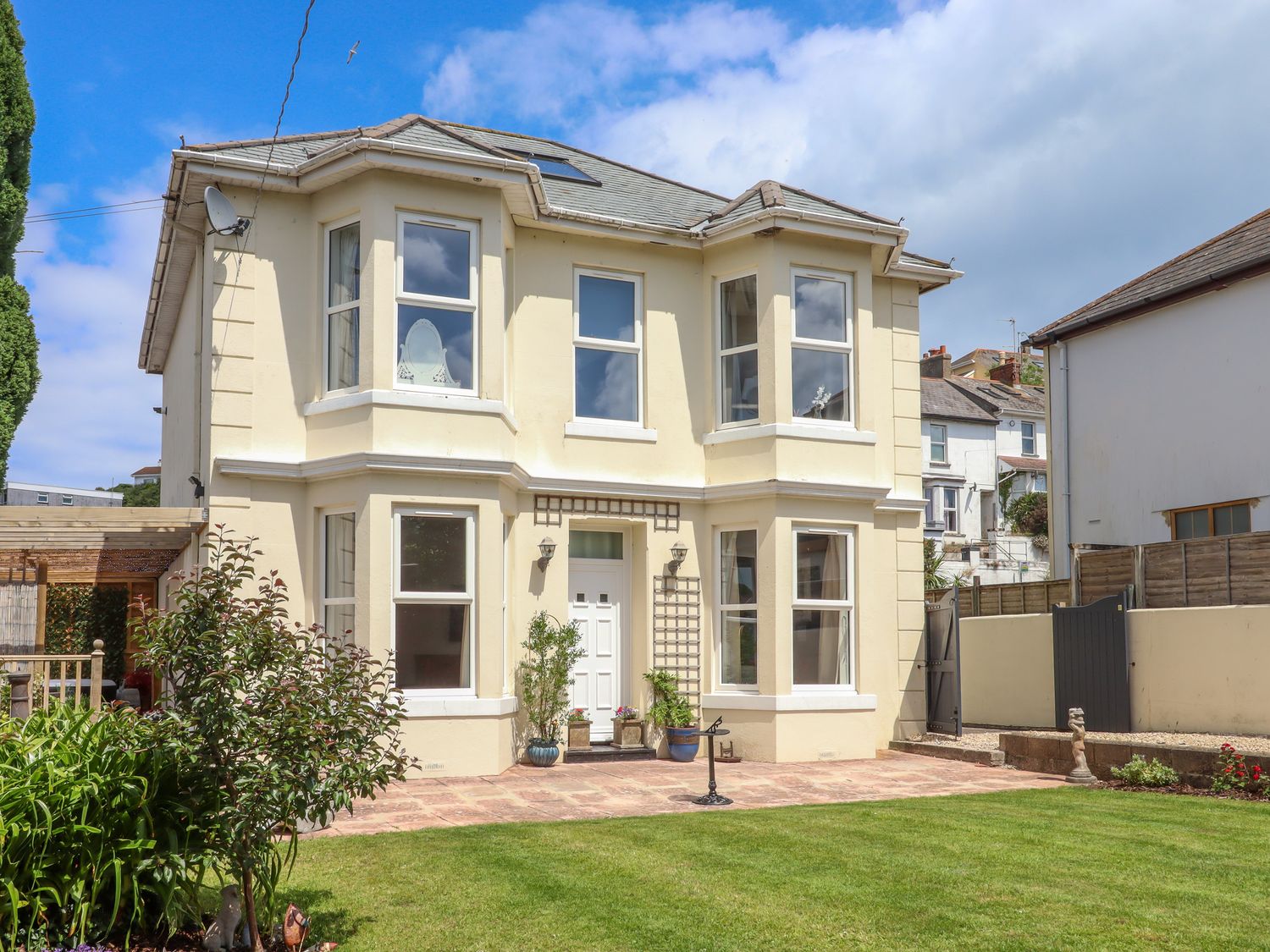 Rockland House in Brixham, Devon. Private driveway. Near shop. Near pub. Near beach. Enclosed garden