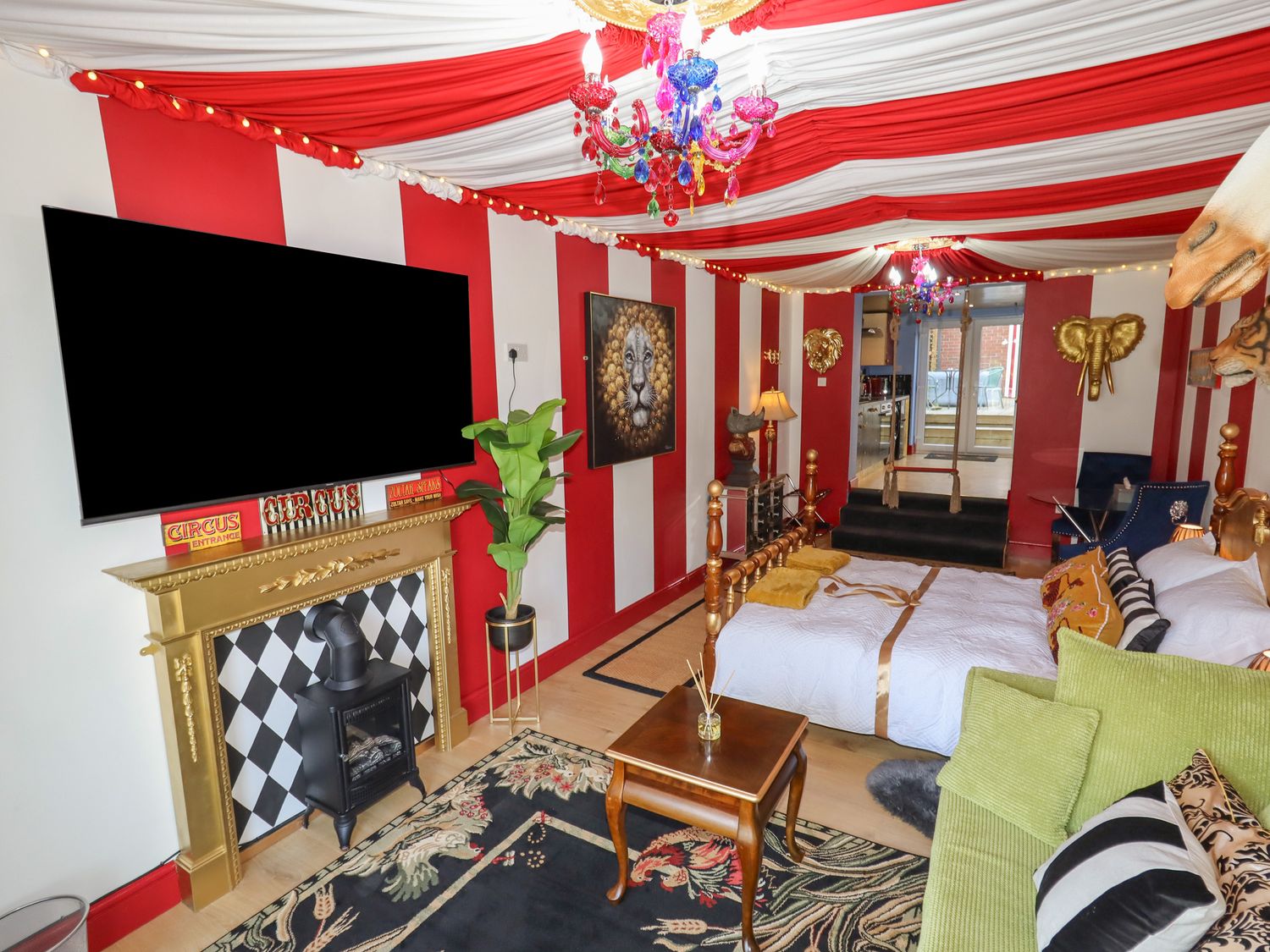 Circus Circus in Holywell, Flintshire. Hot tub. Romantic. Public car park. Smart TV. Enclosed garden