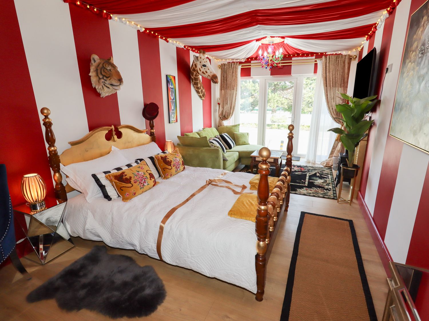 Circus Circus in Holywell, Flintshire. Hot tub. Romantic. Public car park. Smart TV. Enclosed garden