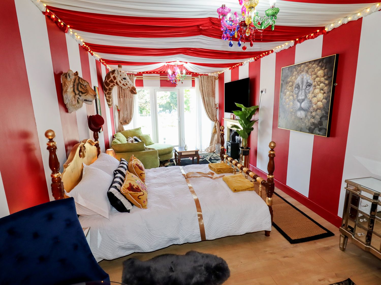 Circus Circus in Holywell, Flintshire. Hot tub. Romantic. Public car park. Smart TV. Enclosed garden