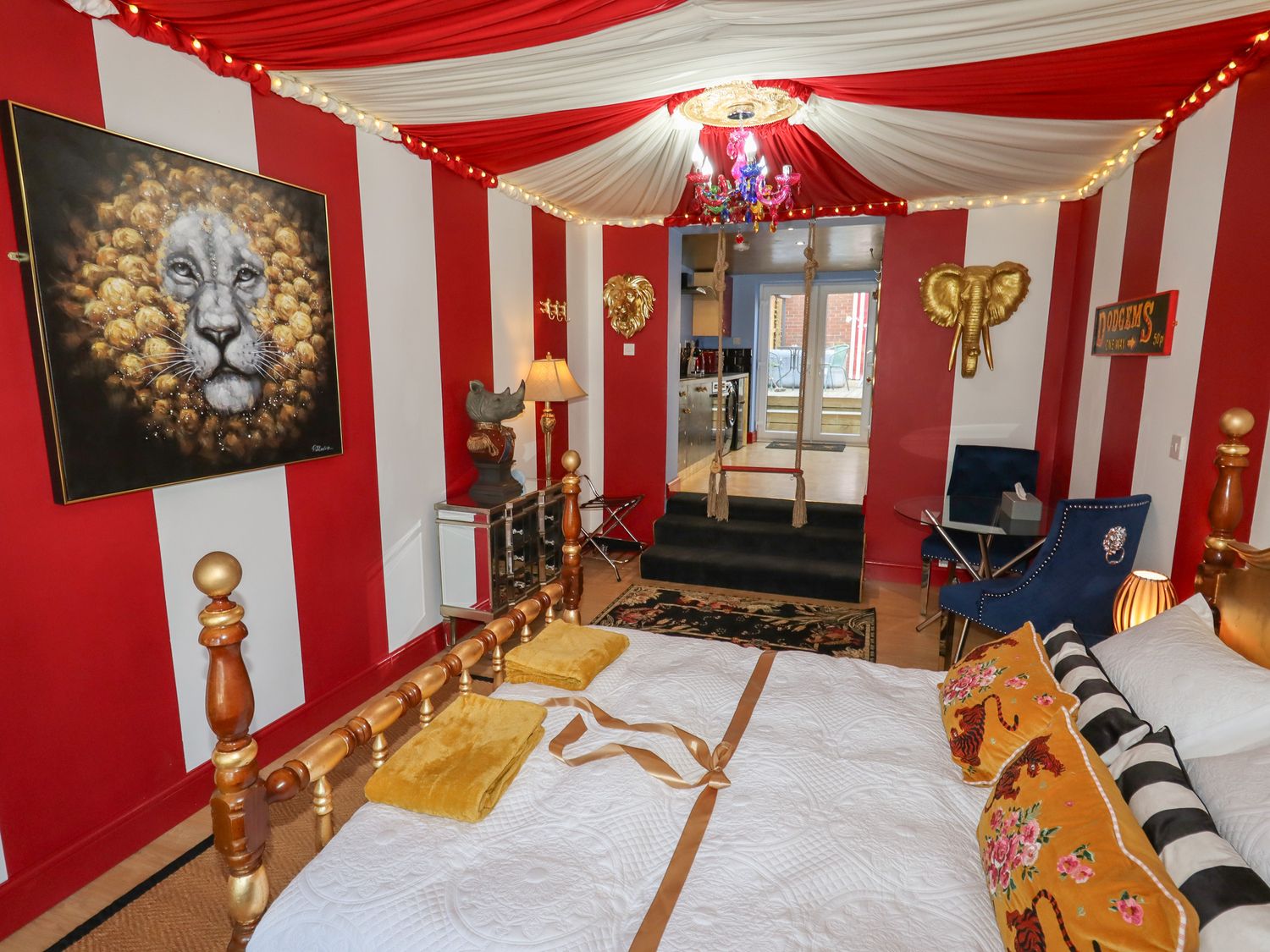 Circus Circus in Holywell, Flintshire. Hot tub. Romantic. Public car park. Smart TV. Enclosed garden