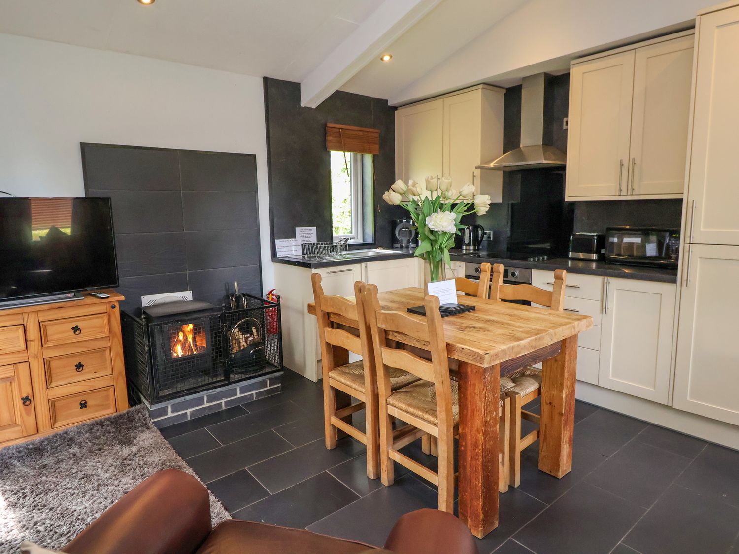 The Blacktail, Llanerch Park, near St Asaph, Denbighshire. Woodburning stove. Hot tub. Fishing. WiFi