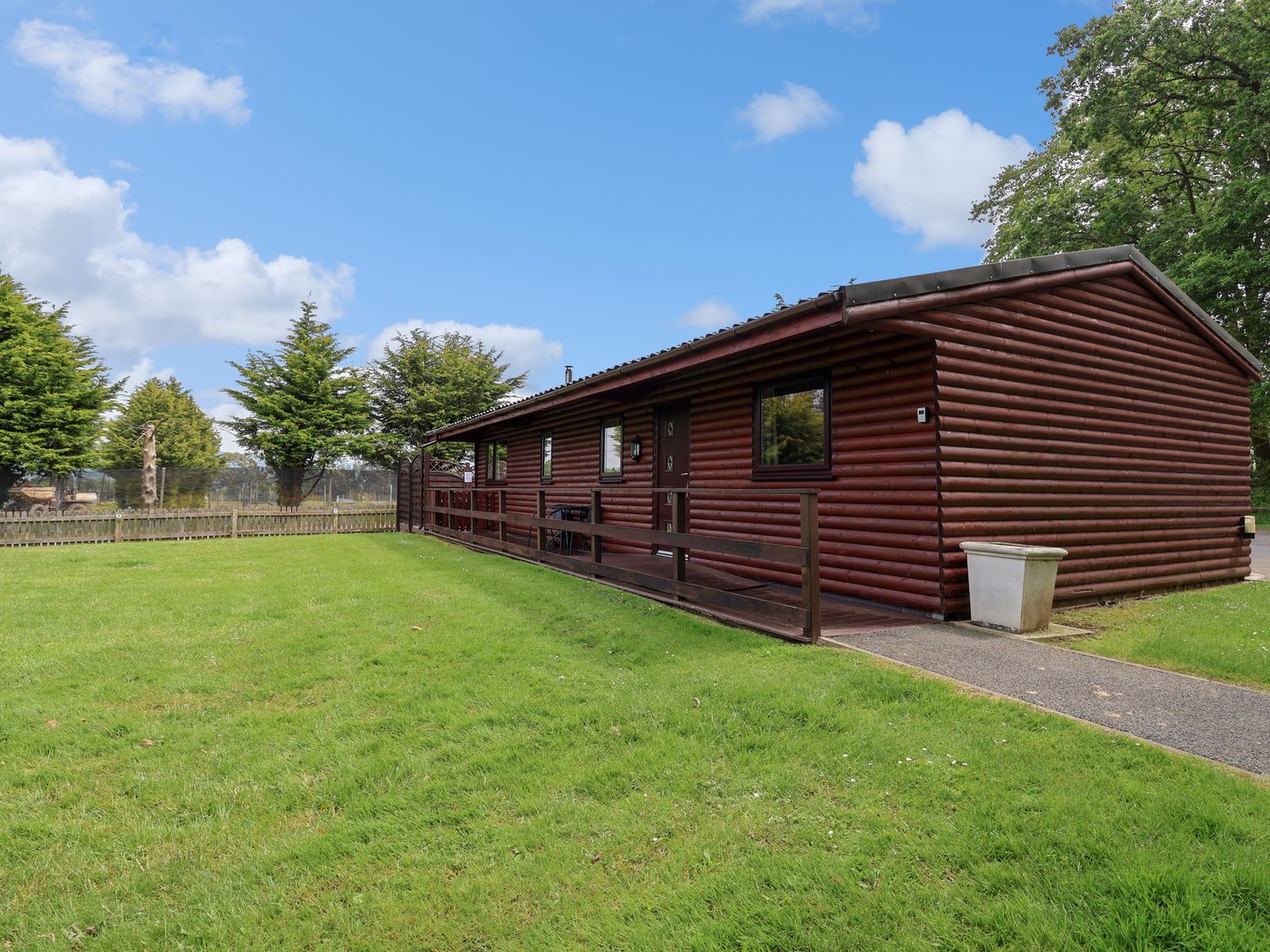 The Buck Llanerch Park near to St Asaph, Denbighshire. Pet-friendly. Woodburning stove. Hot tub. TV.