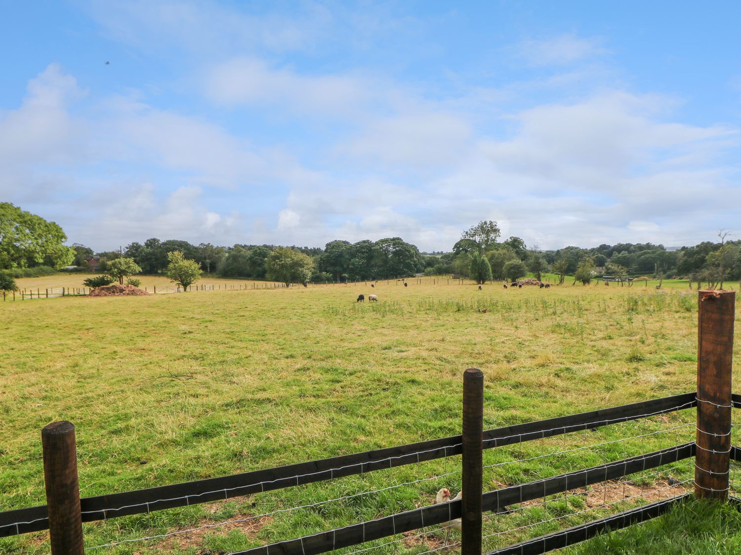 Belle’s View, Freehay, Staffordshire. Hot tub. Near Alton Towers. Enclosed garden. Off-road parking.