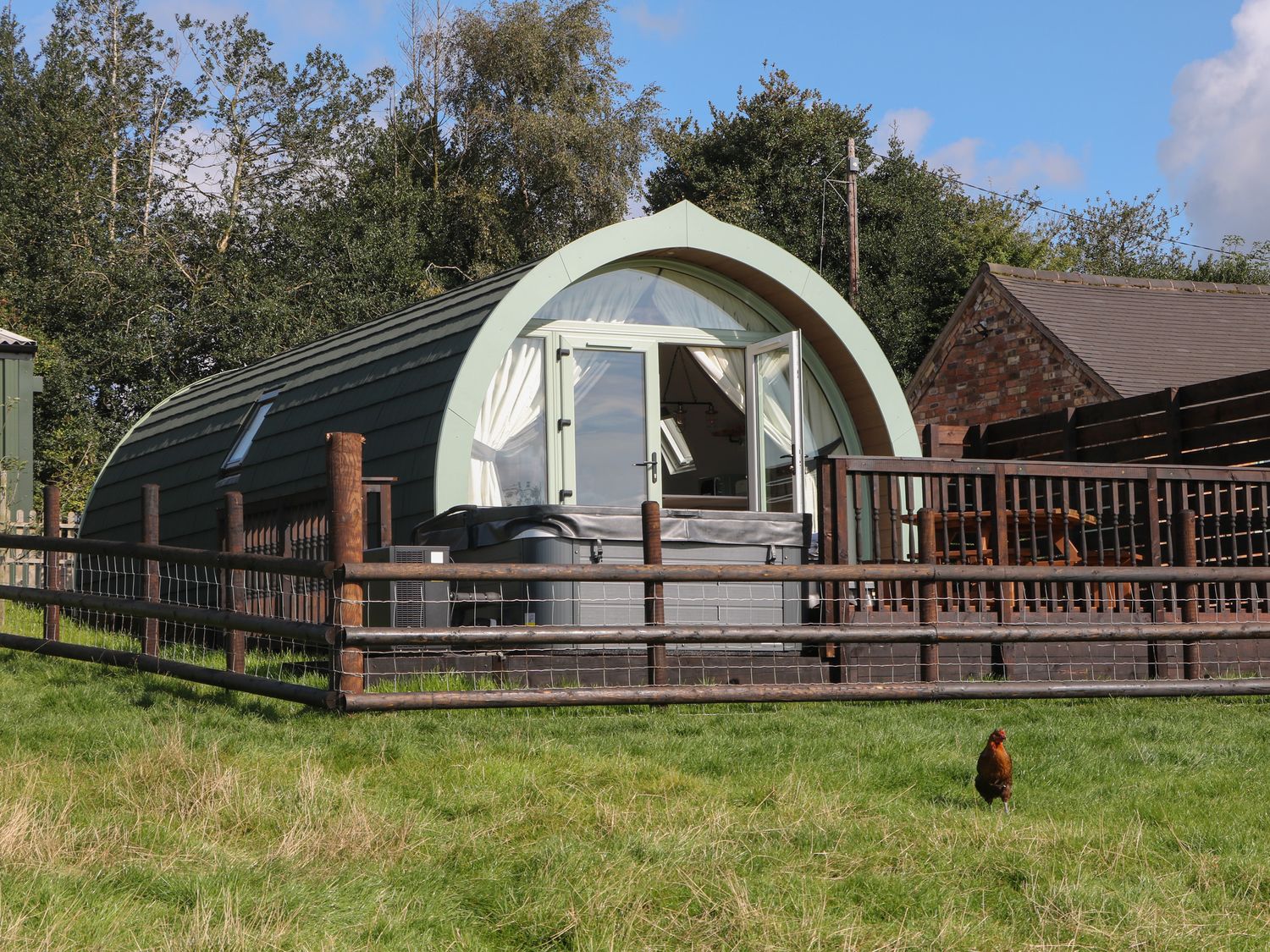 Belle’s View, Freehay, Staffordshire. Hot tub. Near Alton Towers. Enclosed garden. Off-road parking.