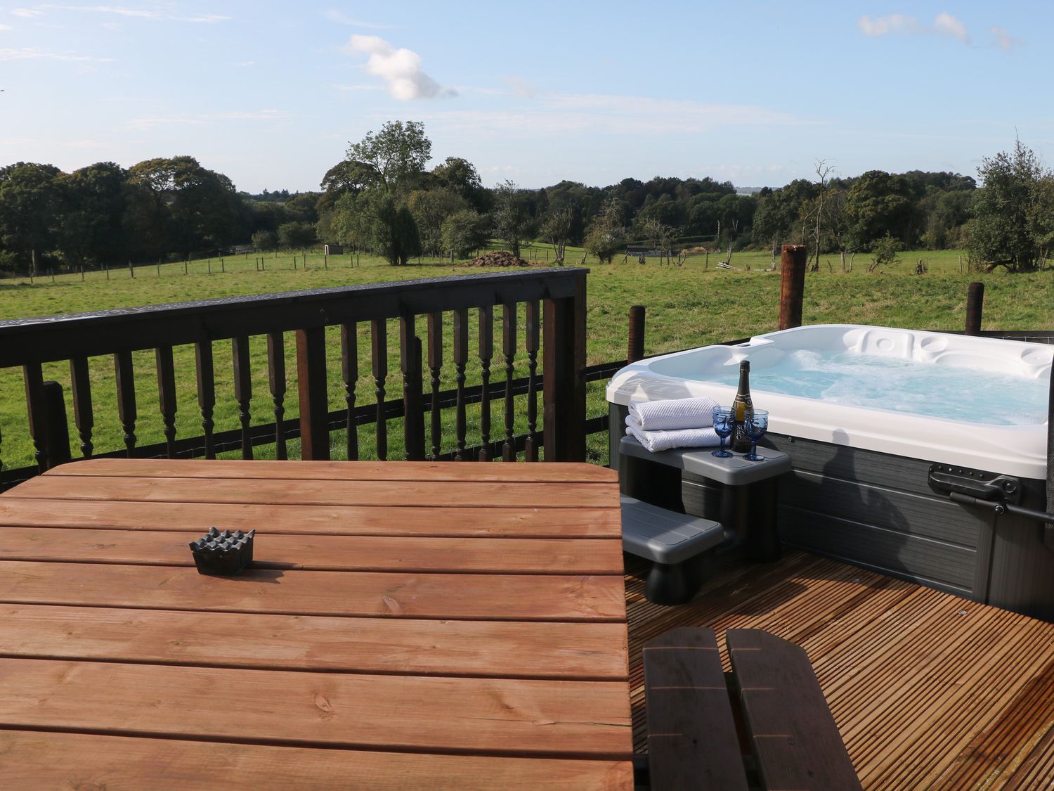 Belle’s View, Freehay, Staffordshire. Hot tub. Near Alton Towers. Enclosed garden. Off-road parking.