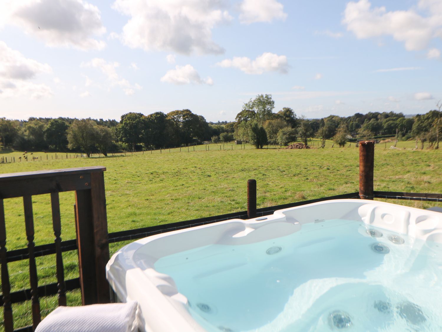 Belle’s View, Freehay, Staffordshire. Hot tub. Near Alton Towers. Enclosed garden. Off-road parking.