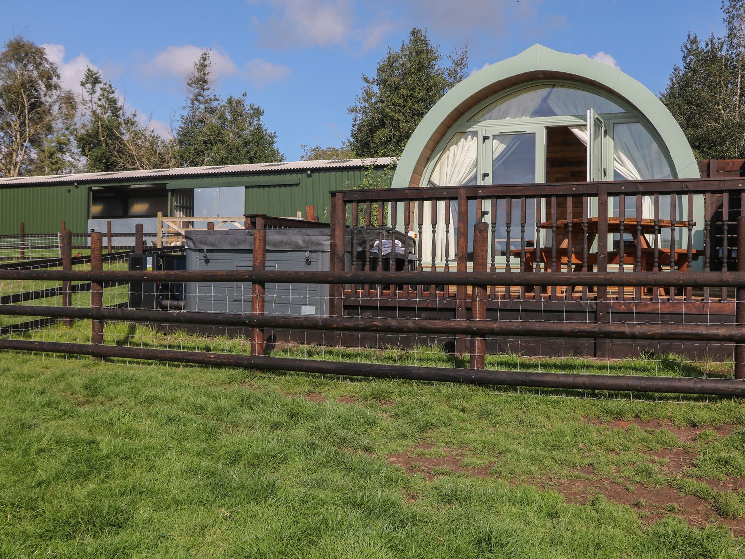 Belle’s View, Freehay, Staffordshire. Hot tub. Near Alton Towers. Enclosed garden. Off-road parking.