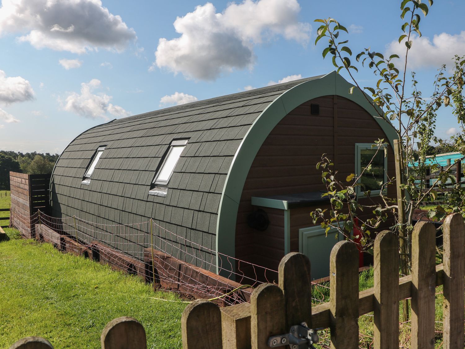 Belle’s View, Freehay, Staffordshire. Hot tub. Near Alton Towers. Enclosed garden. Off-road parking.