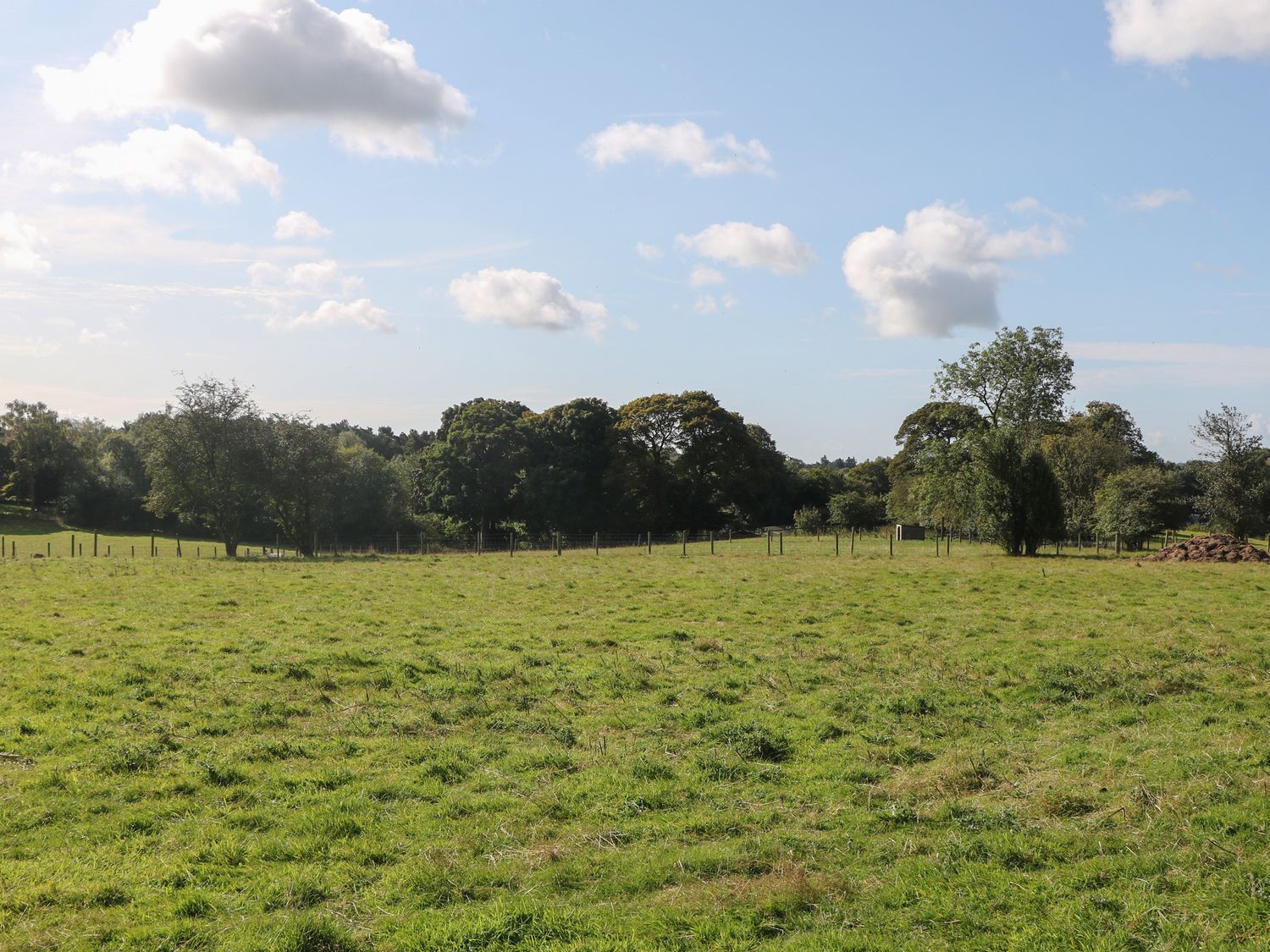 Belle’s View, Freehay, Staffordshire. Hot tub. Near Alton Towers. Enclosed garden. Off-road parking.