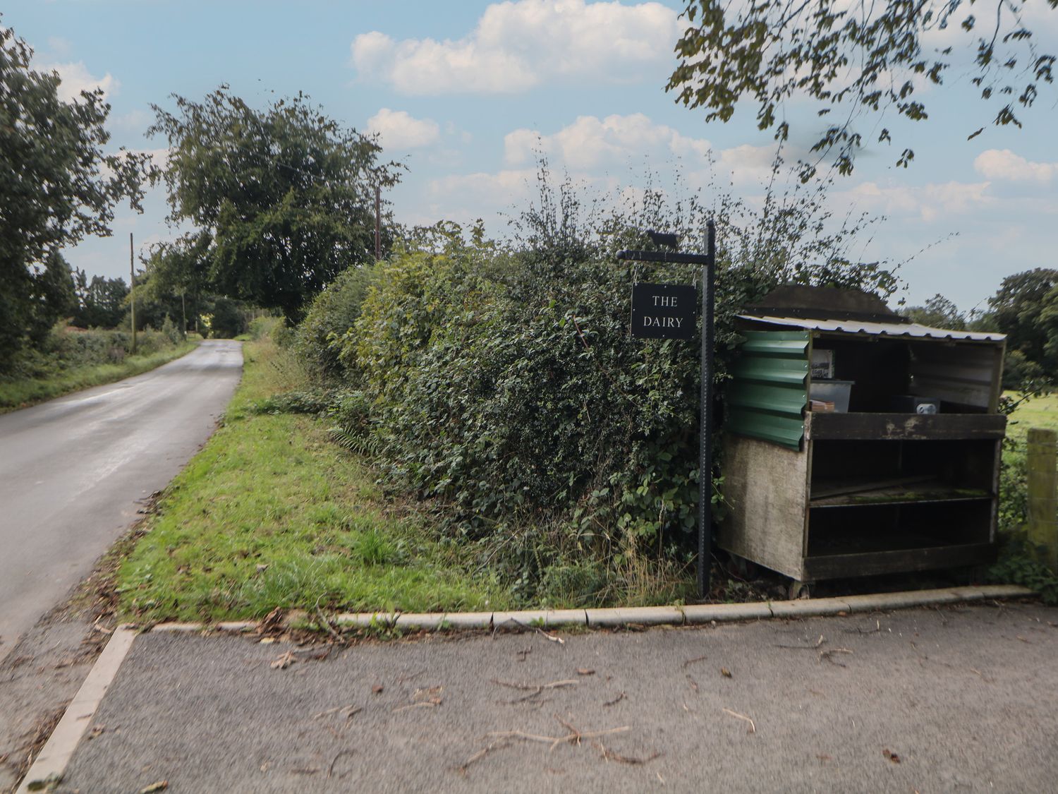 Belle’s View, Freehay, Staffordshire. Hot tub. Near Alton Towers. Enclosed garden. Off-road parking.