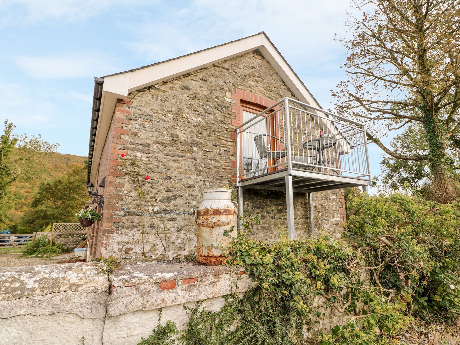 Field View, Llanybydder, Carmarthenshire. Off-road parking. Pet-friendly. Hot tub. Countryside views