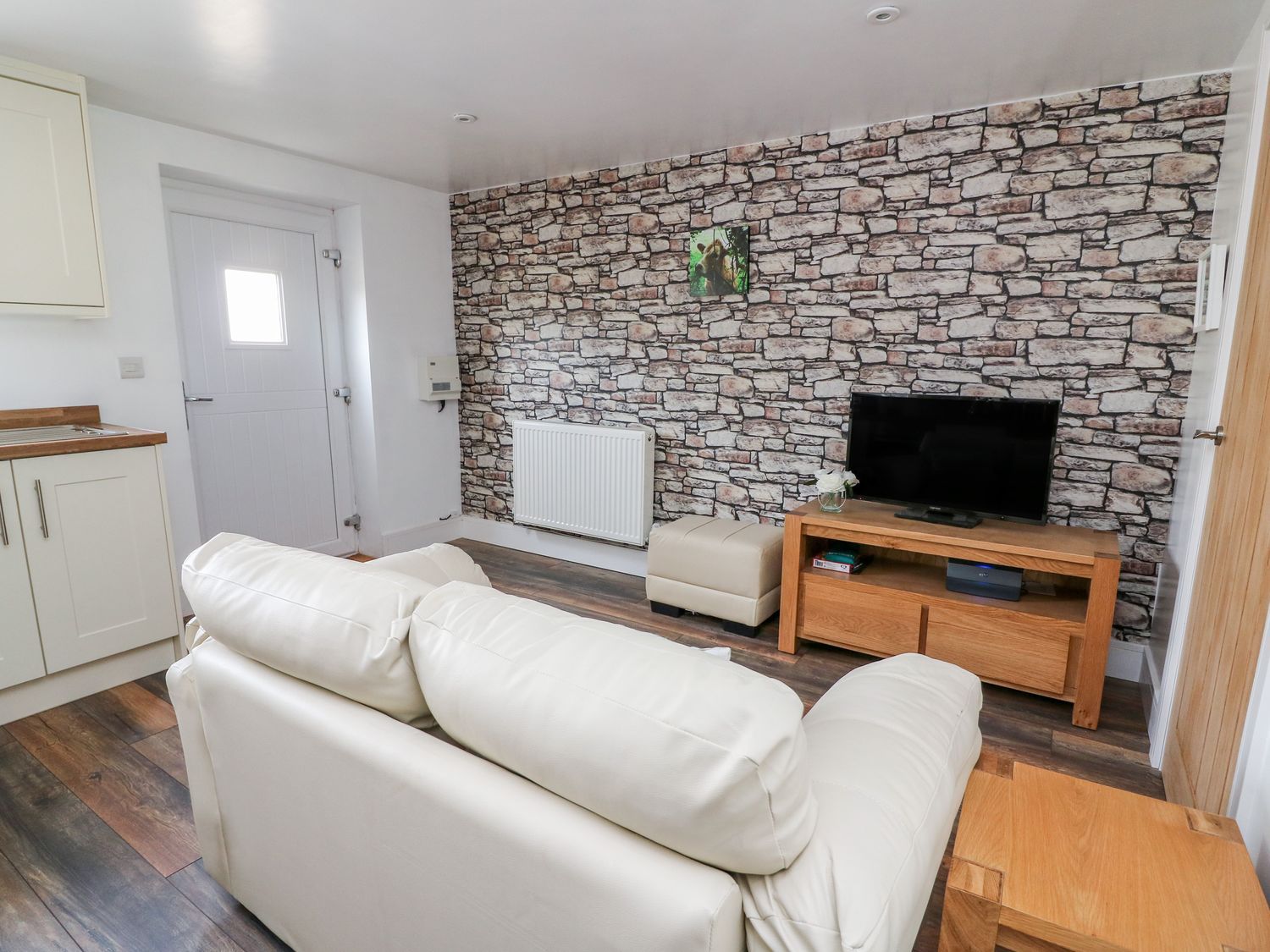 Field View, Llanybydder, Carmarthenshire. Off-road parking. Pet-friendly. Hot tub. Countryside views