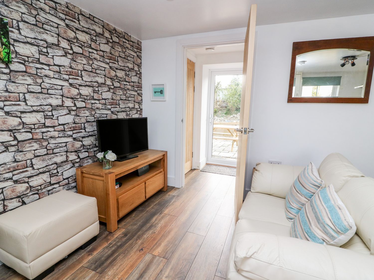 Field View, Llanybydder, Carmarthenshire. Off-road parking. Pet-friendly. Hot tub. Countryside views