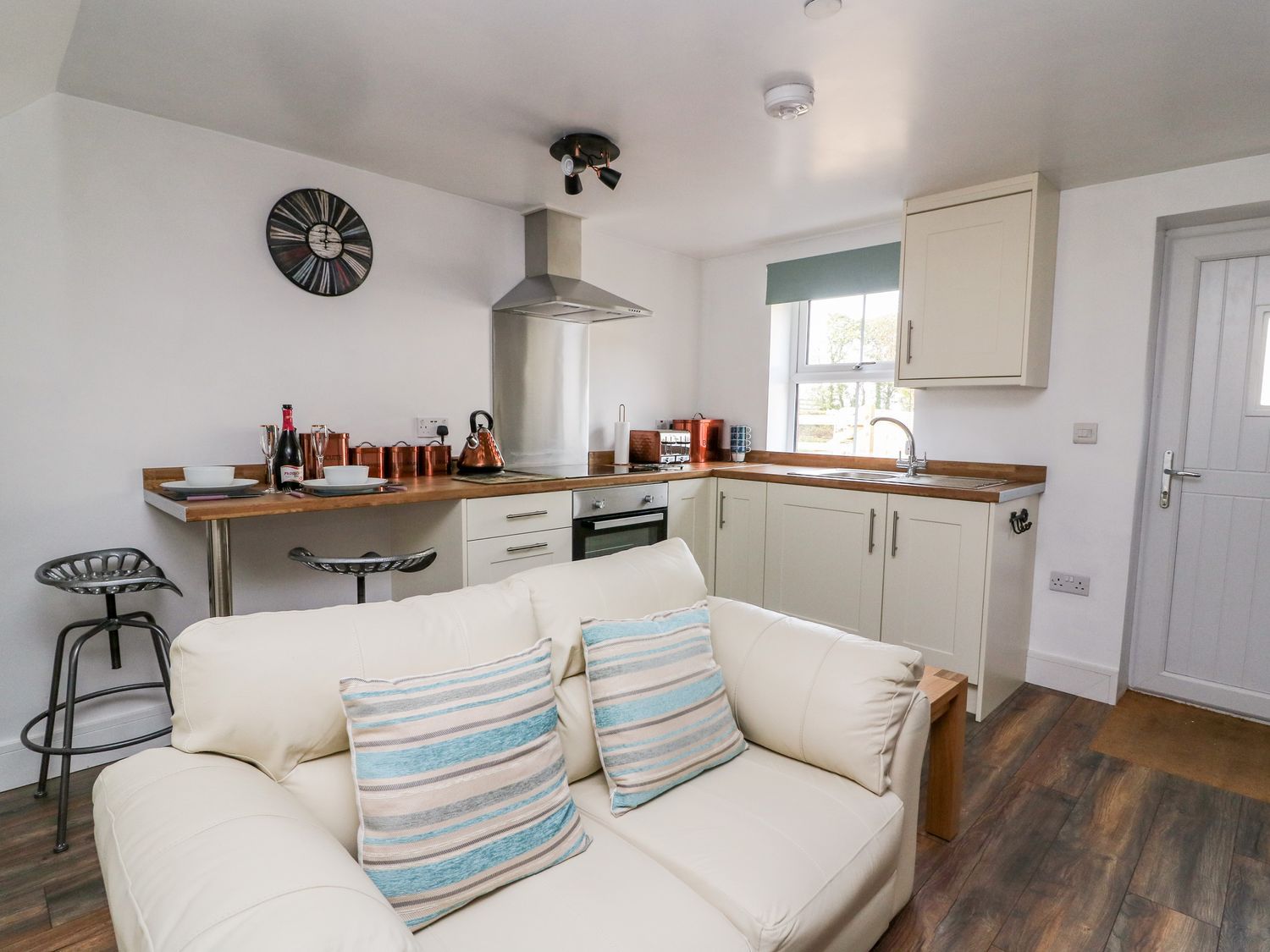 Field View, Llanybydder, Carmarthenshire. Off-road parking. Pet-friendly. Hot tub. Countryside views