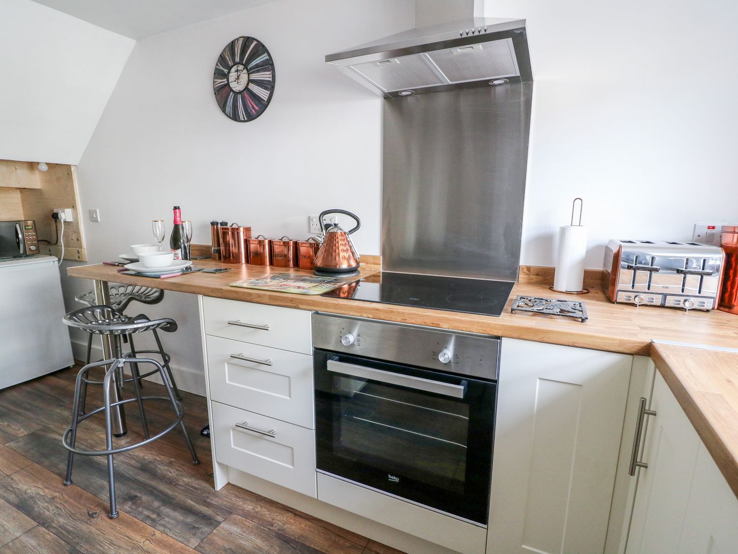 Field View, Llanybydder, Carmarthenshire. Off-road parking. Pet-friendly. Hot tub. Countryside views