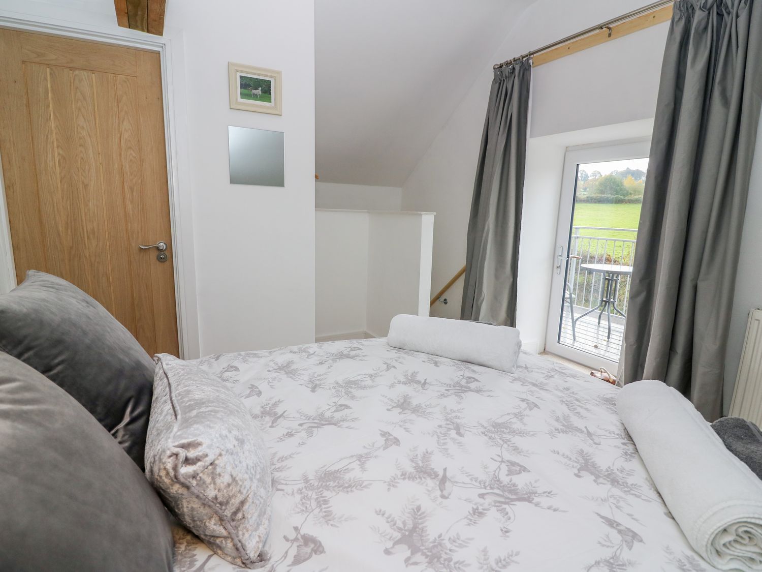 Field View, Llanybydder, Carmarthenshire. Off-road parking. Pet-friendly. Hot tub. Countryside views