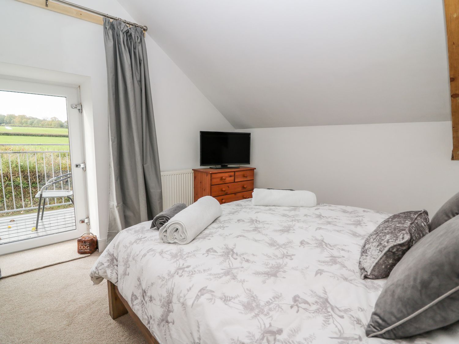 Field View, Llanybydder, Carmarthenshire. Off-road parking. Pet-friendly. Hot tub. Countryside views