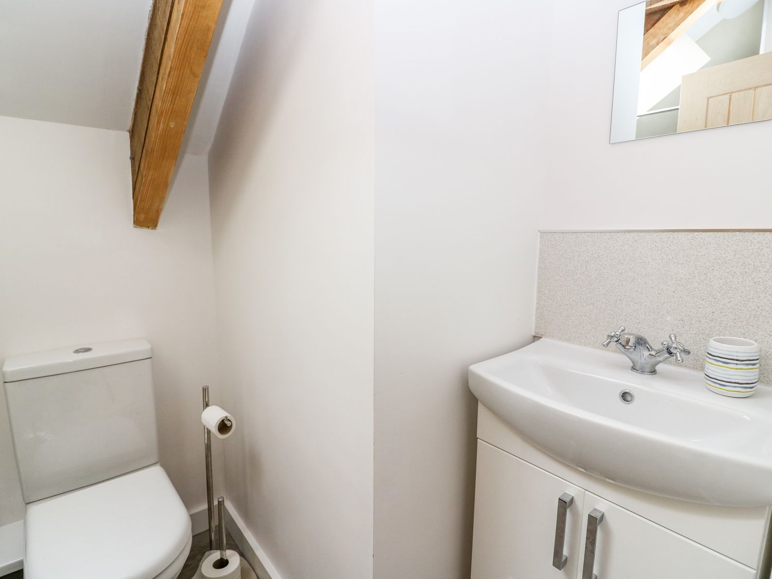 Field View, Llanybydder, Carmarthenshire. Off-road parking. Pet-friendly. Hot tub. Countryside views