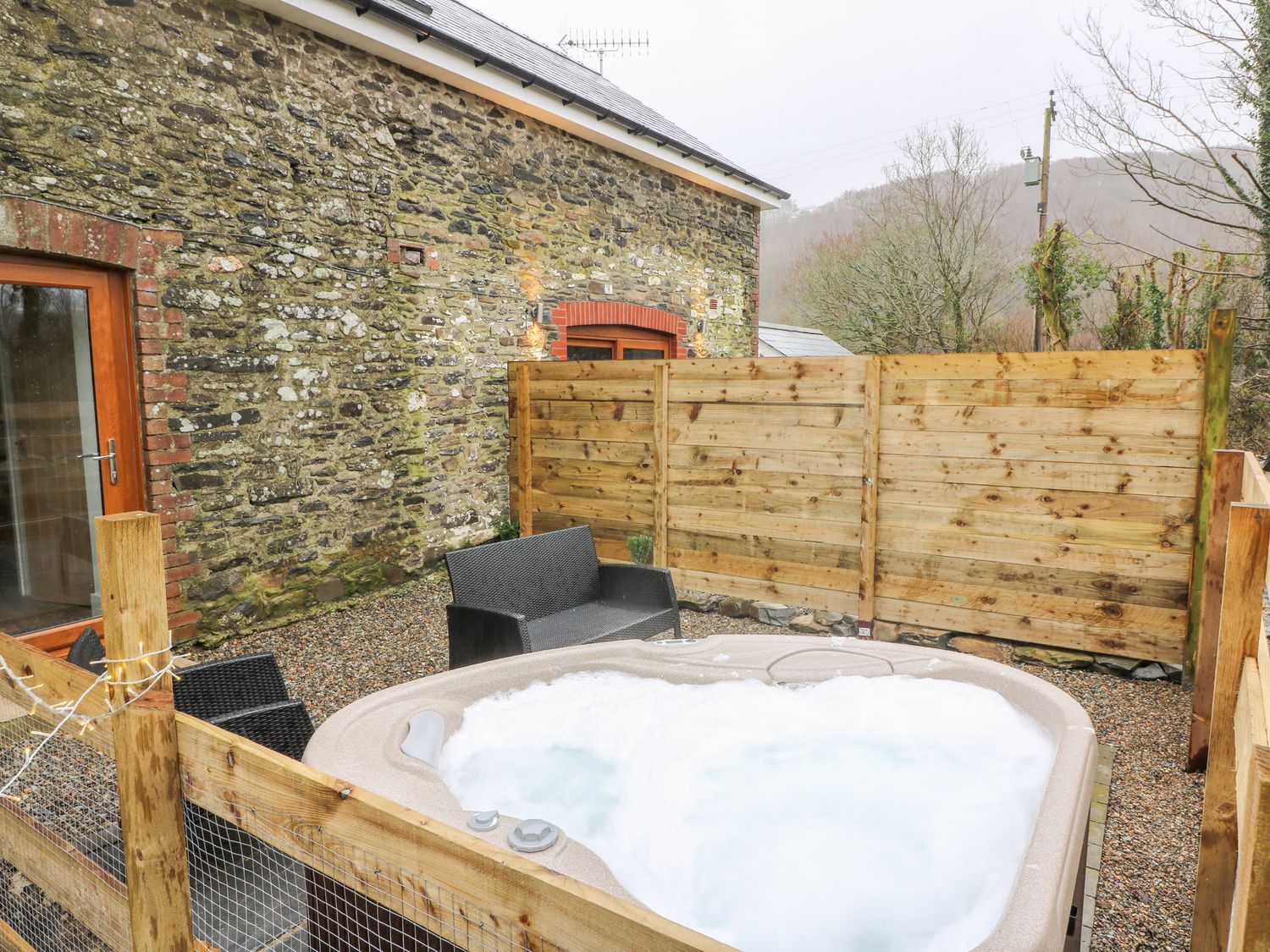 Field View, Llanybydder, Carmarthenshire. Off-road parking. Pet-friendly. Hot tub. Countryside views