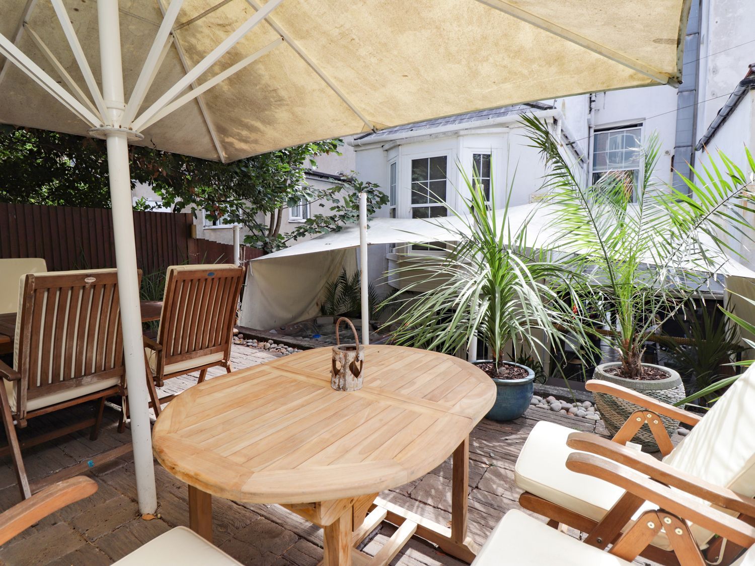 Zanzibar Beach House in St Leonards-On-Sea, East Sussex. Garden with hot tub and barbecue. Sea views