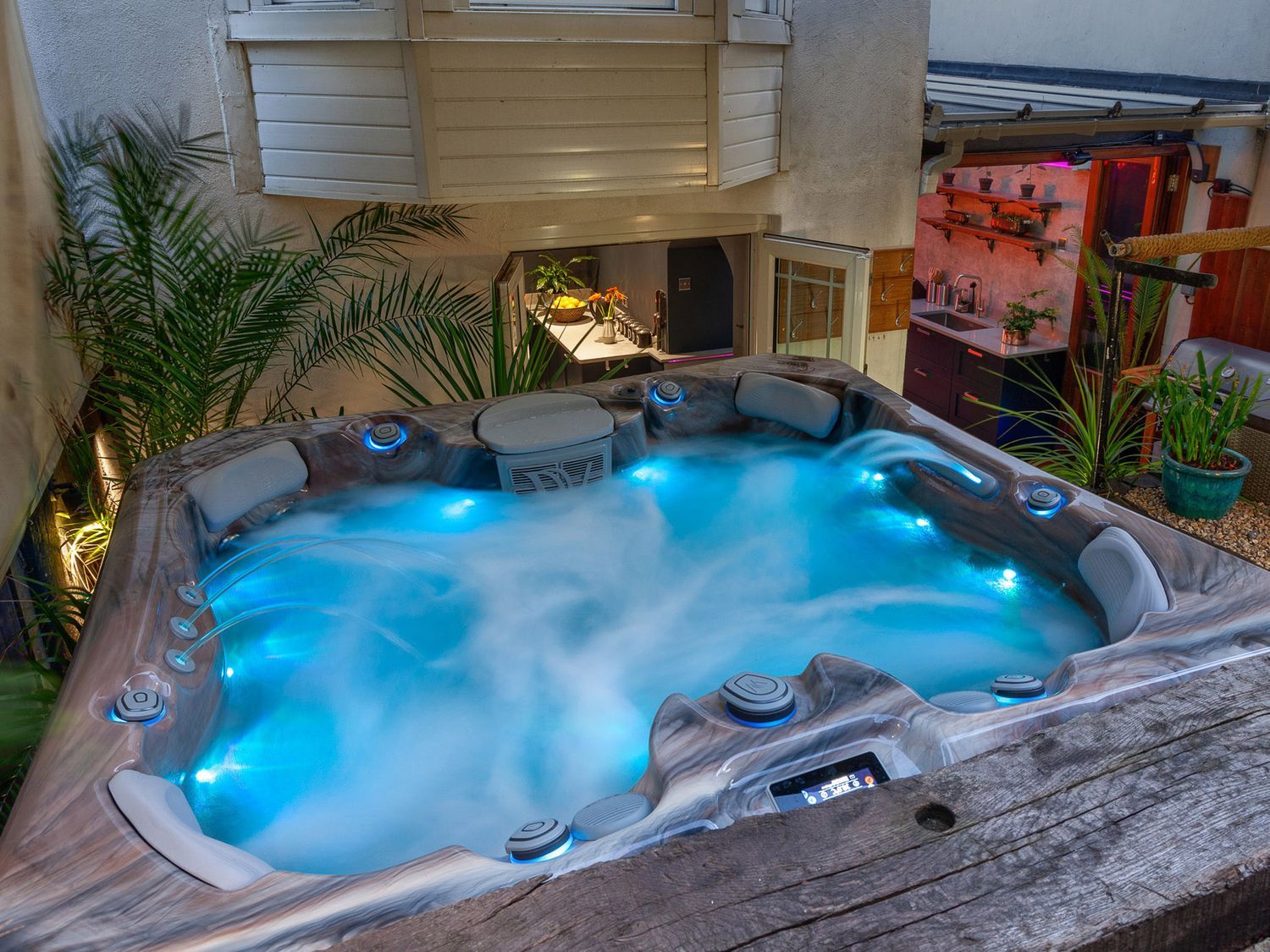 Zanzibar Beach House in St Leonards-On-Sea, East Sussex. Garden with hot tub and barbecue. Sea views