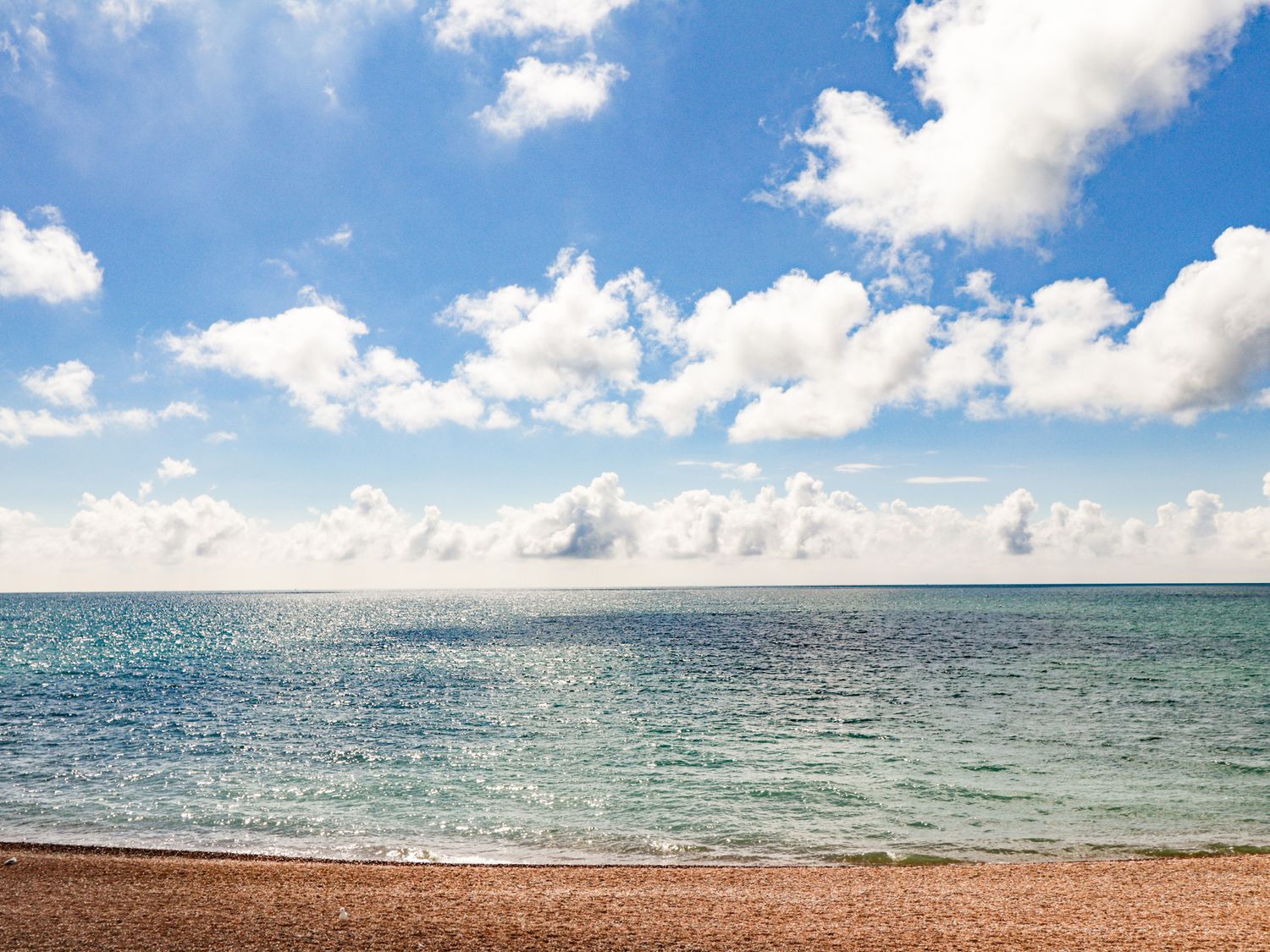 Zanzibar Beach House in St Leonards-On-Sea, East Sussex. Garden with hot tub and barbecue. Sea views