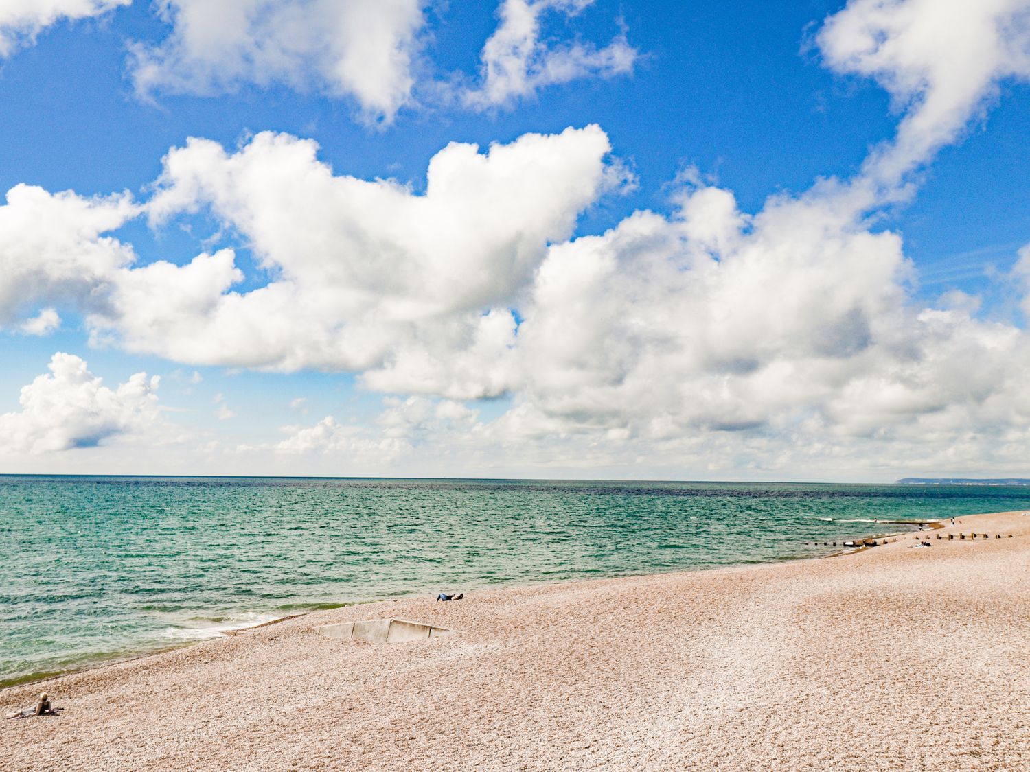 Zanzibar Beach House in St Leonards-On-Sea, East Sussex. Garden with hot tub and barbecue. Sea views