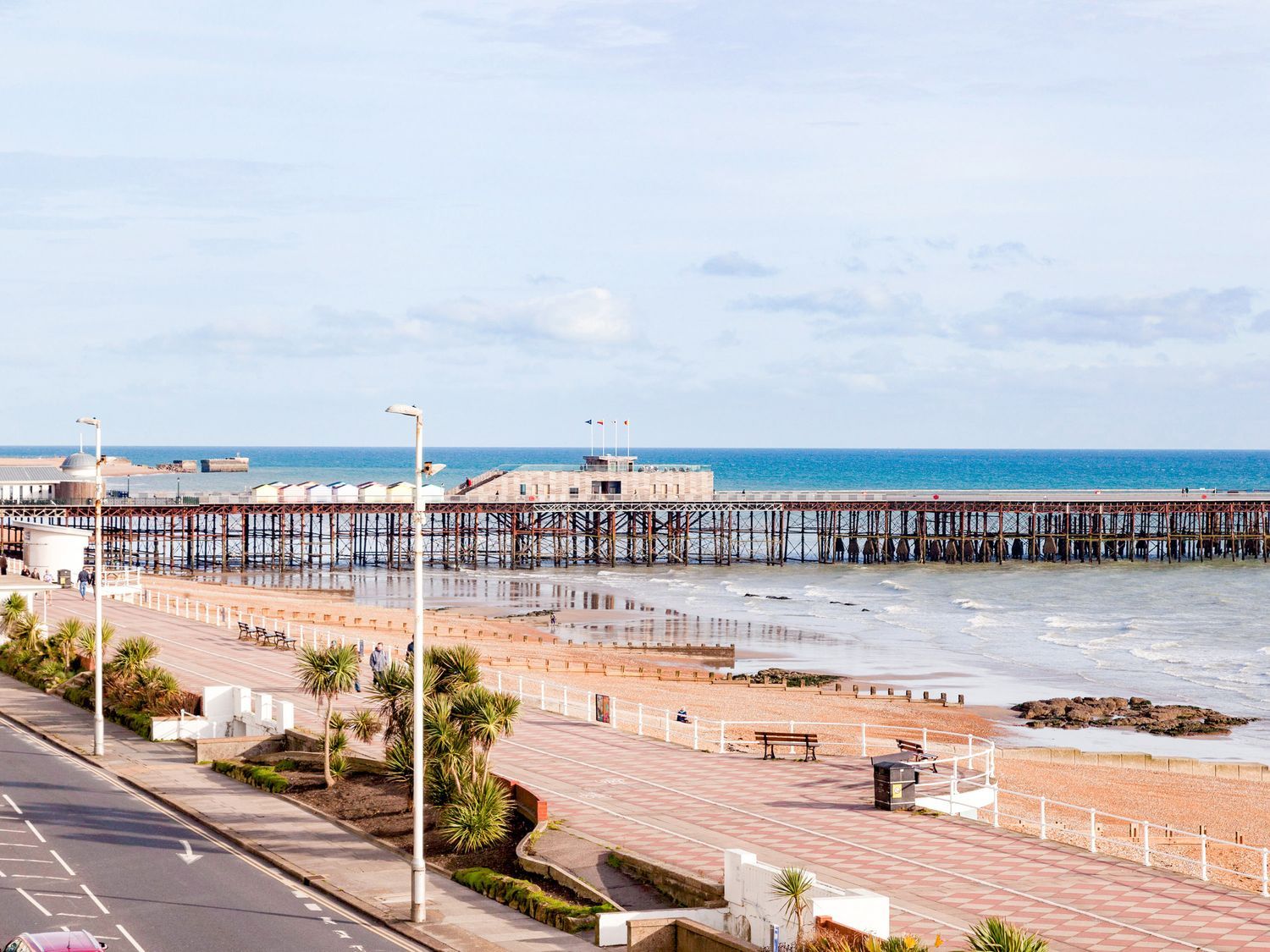 Zanzibar Beach House in St Leonards-On-Sea, East Sussex. Garden with hot tub and barbecue. Sea views