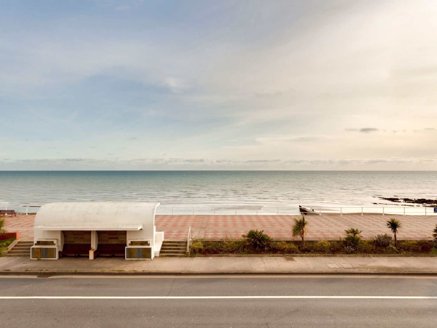 Zanzibar Beach House in St Leonards-On-Sea, East Sussex. Garden with hot tub and barbecue. Sea views