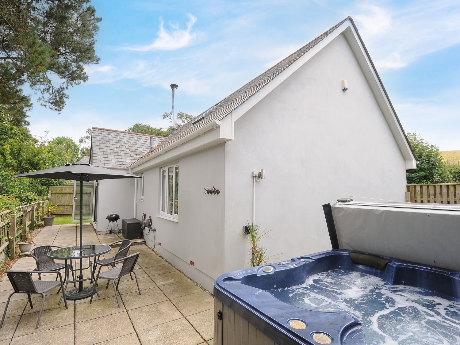 Seagrass, Bideford, in Devon. Hot tub. Woodburning stove. Enclosed garden. Near Exmoor National Park