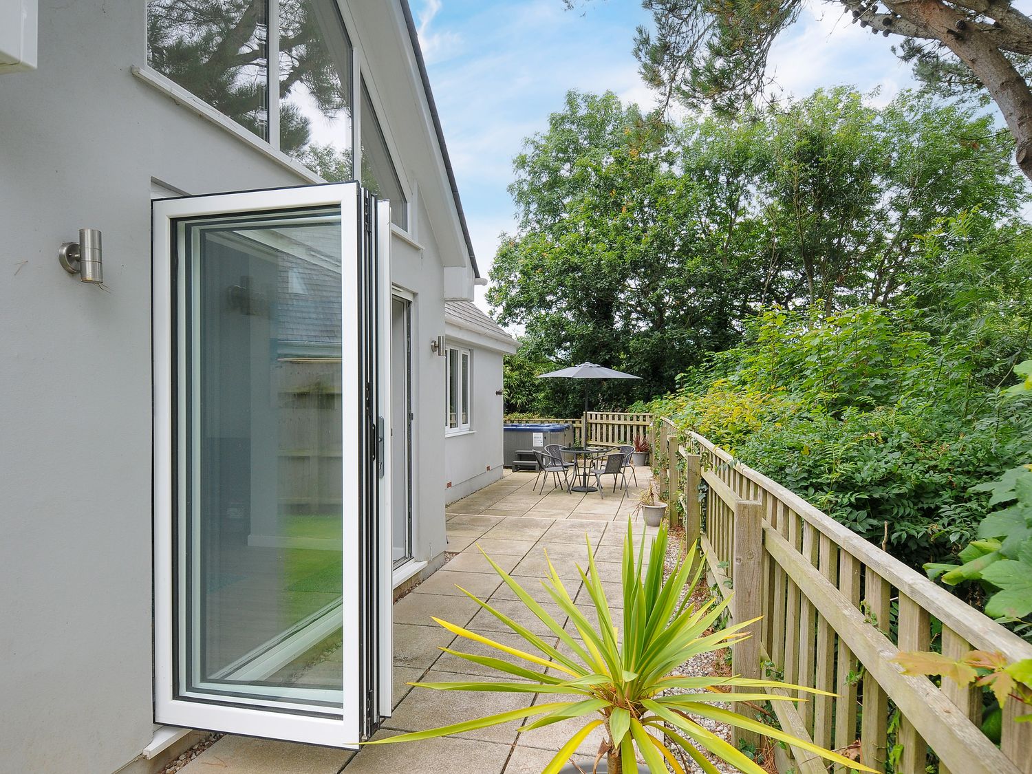 Seagrass, Bideford, in Devon. Hot tub. Woodburning stove. Enclosed garden. Near Exmoor National Park