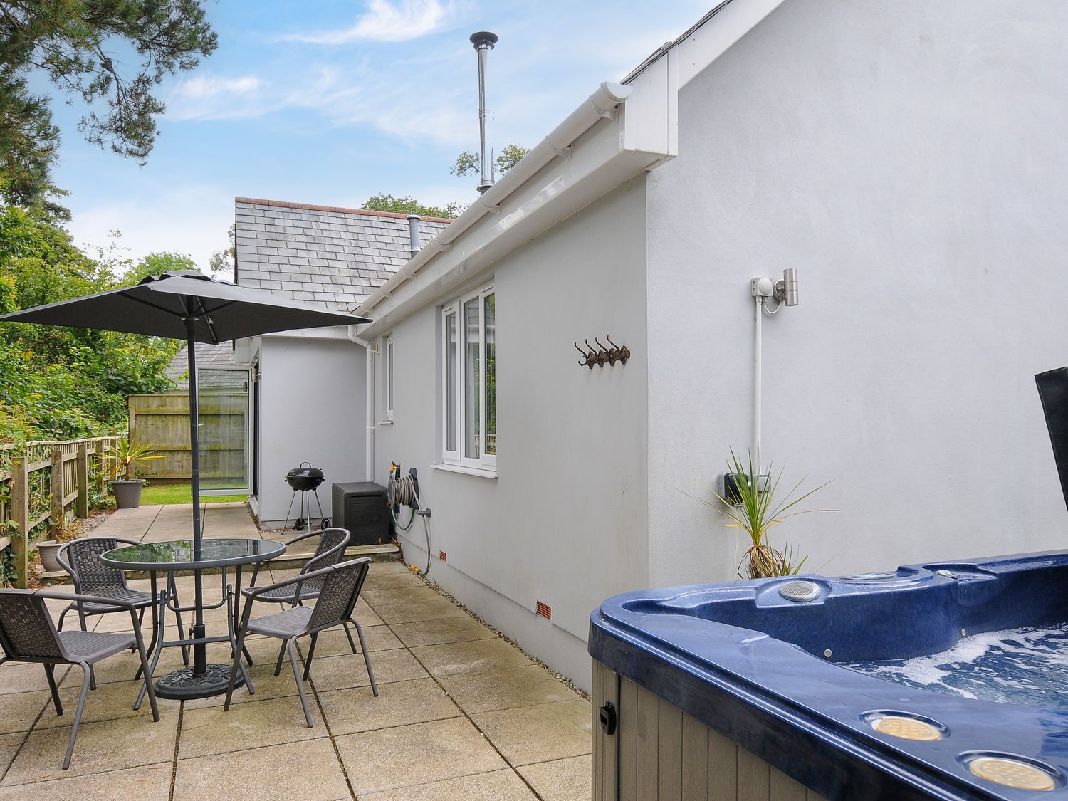 Seagrass, Bideford, in Devon. Hot tub. Woodburning stove. Enclosed garden. Near Exmoor National Park