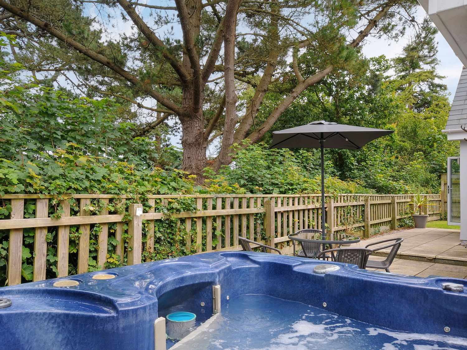 Seagrass, Bideford, in Devon. Hot tub. Woodburning stove. Enclosed garden. Near Exmoor National Park