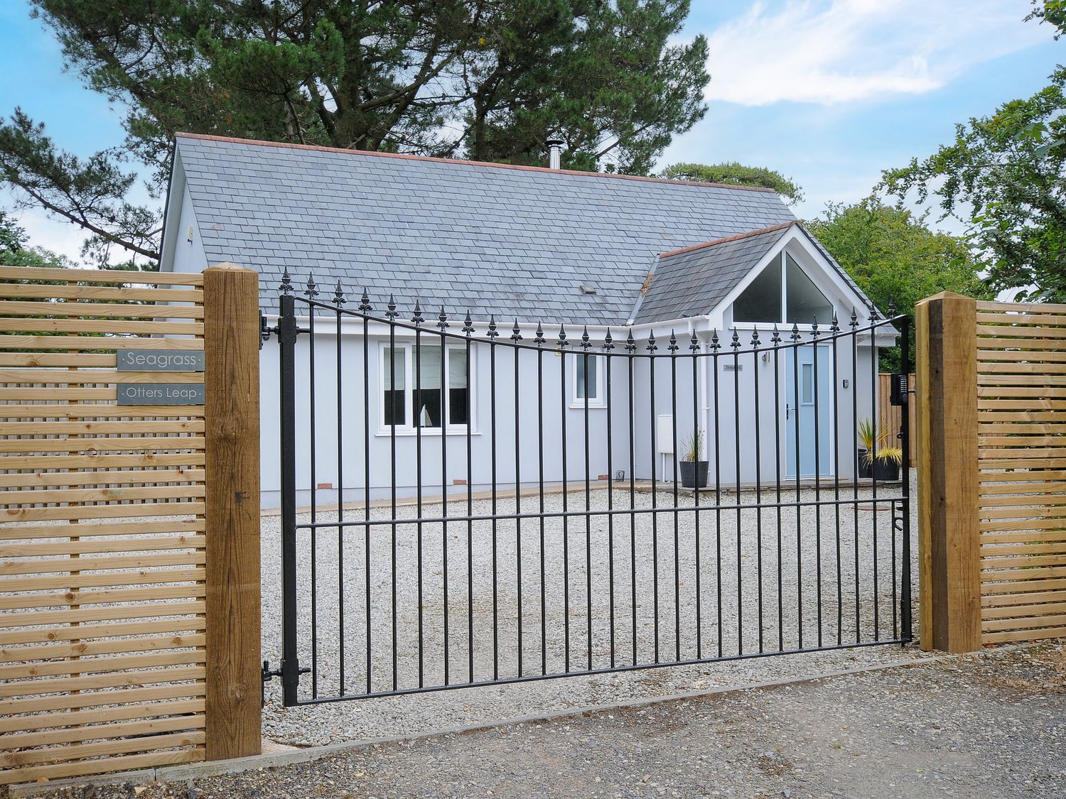 Seagrass, Bideford, in Devon. Hot tub. Woodburning stove. Enclosed garden. Near Exmoor National Park