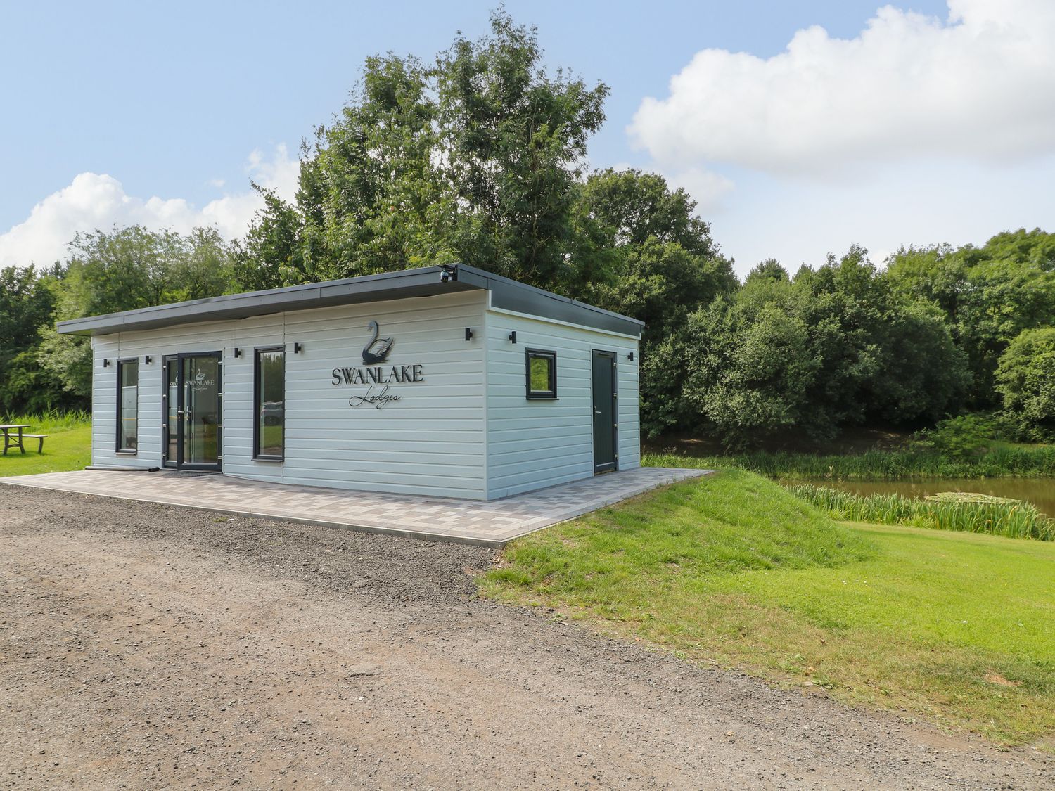 Swan Lake Lodges 1, Swannington, Leicestershire. Hot tub. Enclosed garden. Dishwasher. Single-storey