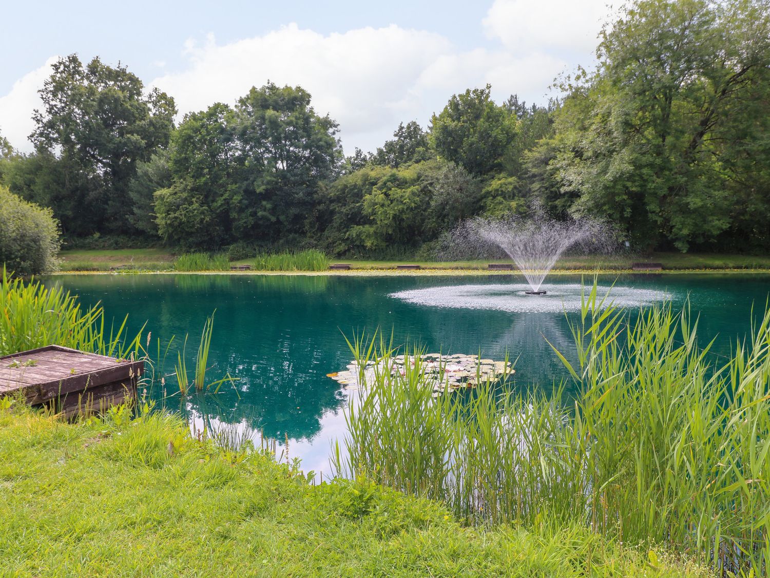 Swan Lake Lodges 1, Swannington, Leicestershire. Hot tub. Enclosed garden. Dishwasher. Single-storey