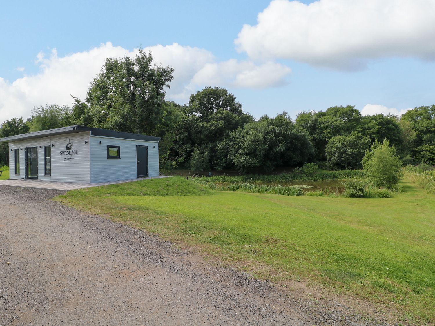 Swan Lake Lodges 1, Swannington, Leicestershire. Hot tub. Enclosed garden. Dishwasher. Single-storey