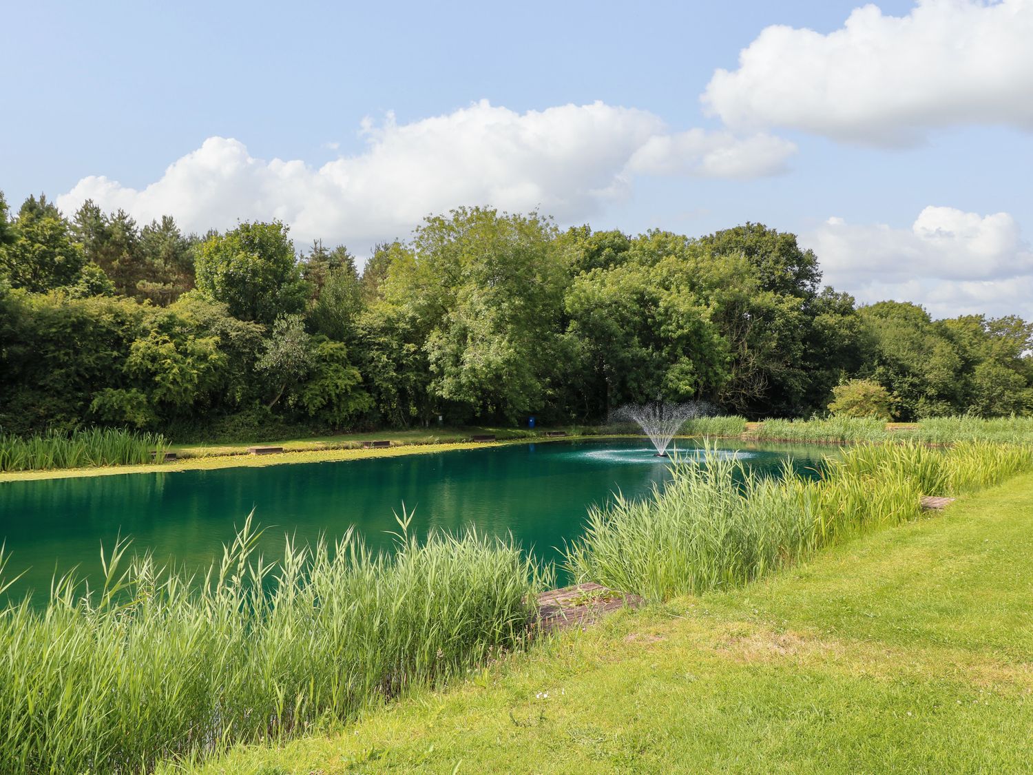 Swan Lake Lodges 1, Swannington, Leicestershire. Hot tub. Enclosed garden. Dishwasher. Single-storey