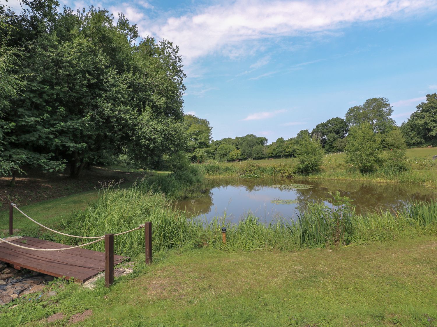 Swan Lake Lodges 1, Swannington, Leicestershire. Hot tub. Enclosed garden. Dishwasher. Single-storey