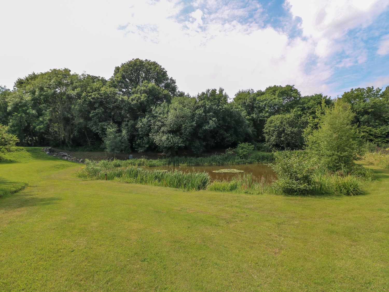 Swan Lake Lodges 1, Swannington, Leicestershire. Hot tub. Enclosed garden. Dishwasher. Single-storey