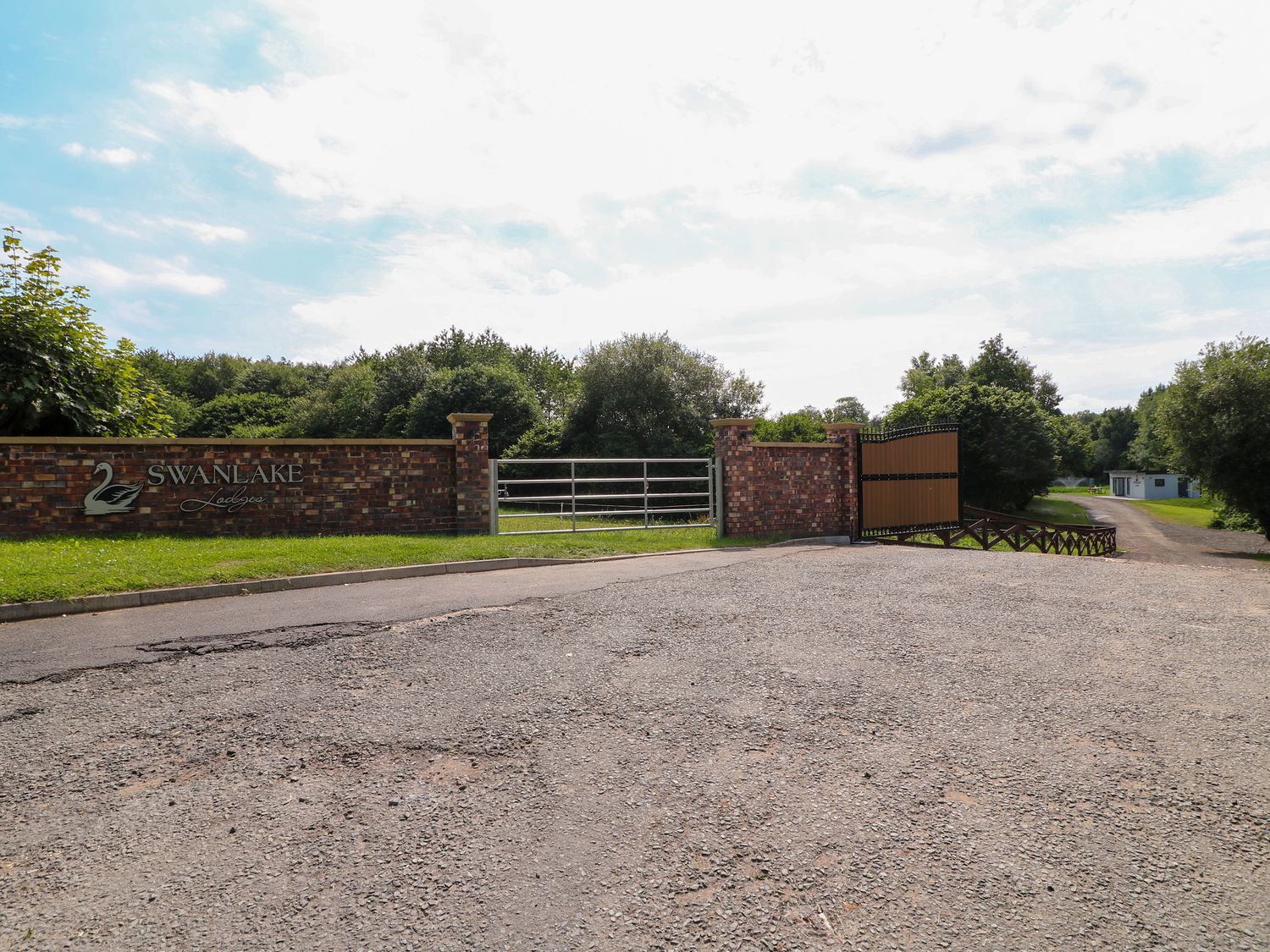 Swan Lake Lodges 1, Swannington, Leicestershire. Hot tub. Enclosed garden. Dishwasher. Single-storey