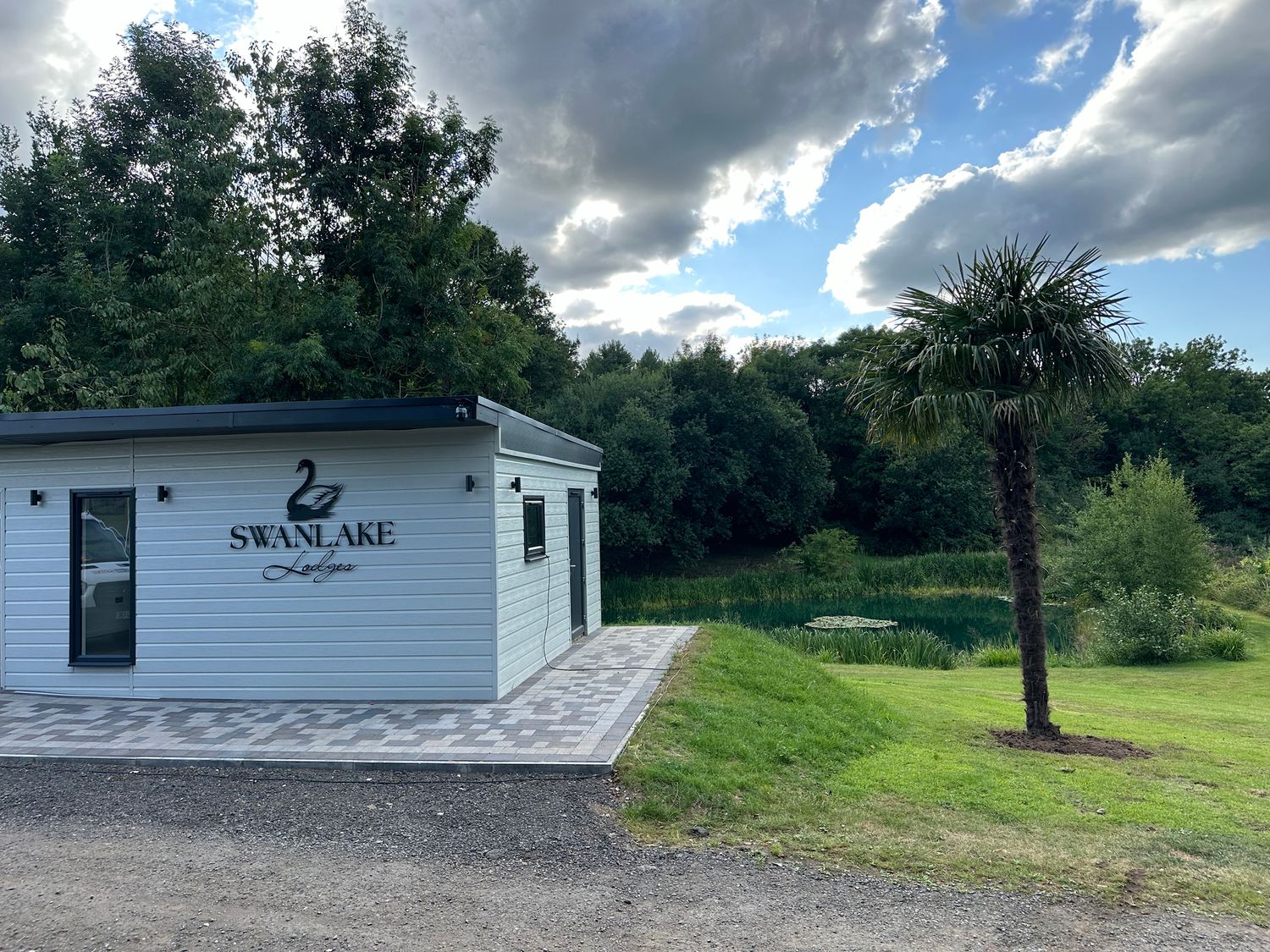 Swan Lake Lodges 1, Swannington, Leicestershire. Hot tub. Enclosed garden. Dishwasher. Single-storey