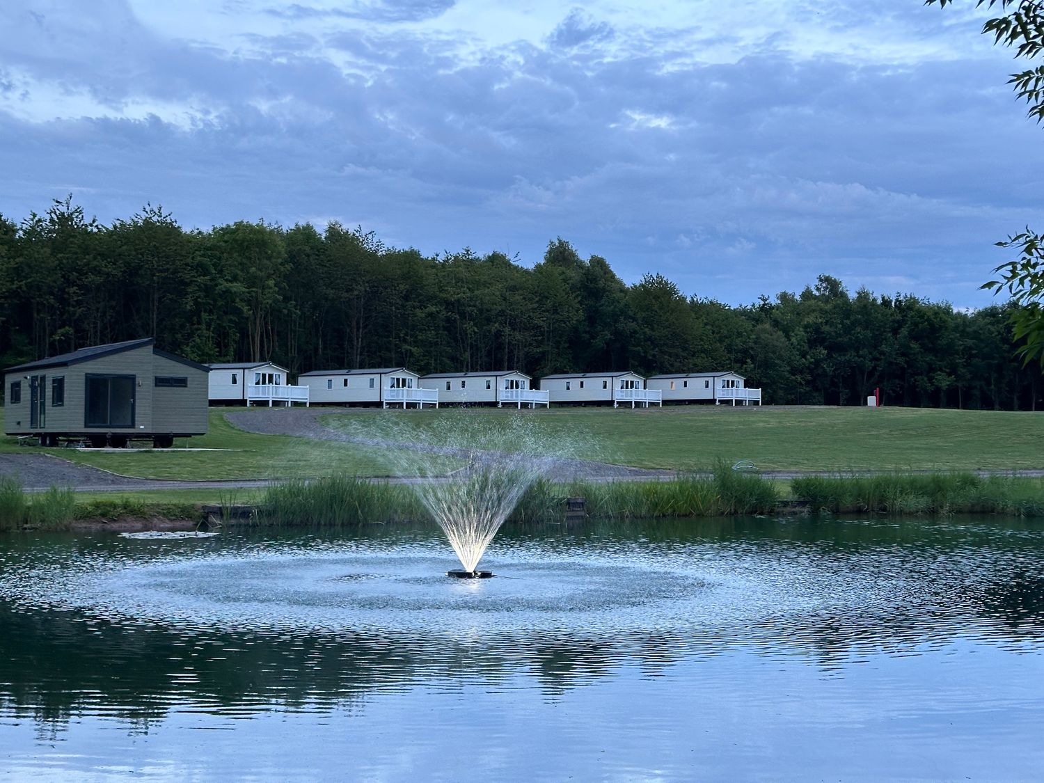 Swan Lake Lodges 1, Swannington, Leicestershire. Hot tub. Enclosed garden. Dishwasher. Single-storey