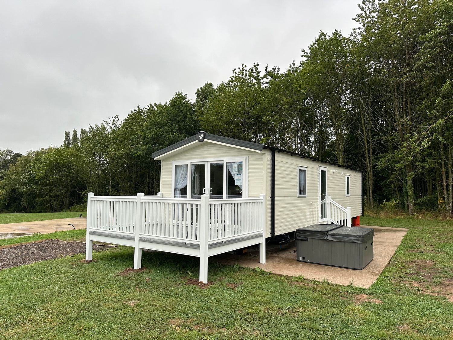 Swan Lake Lodges 1, Swannington, Leicestershire. Hot tub. Enclosed garden. Dishwasher. Single-storey