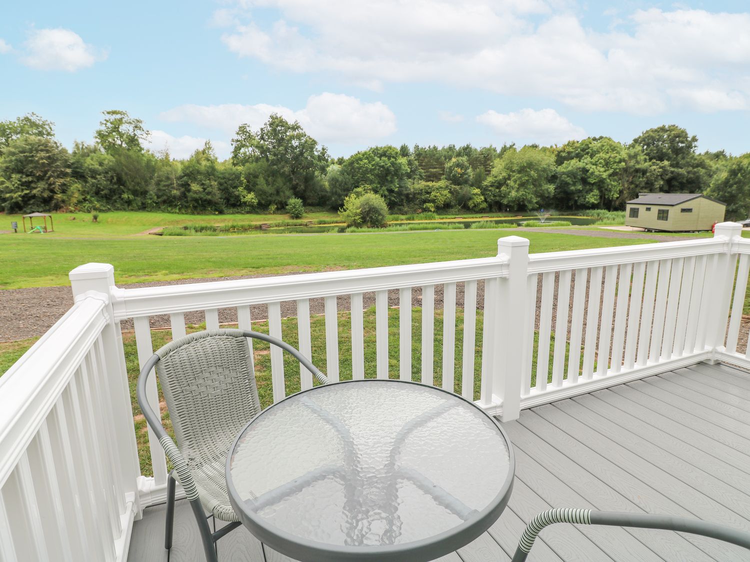 Swan Lake Lodges 1, Swannington, Leicestershire. Hot tub. Enclosed garden. Dishwasher. Single-storey