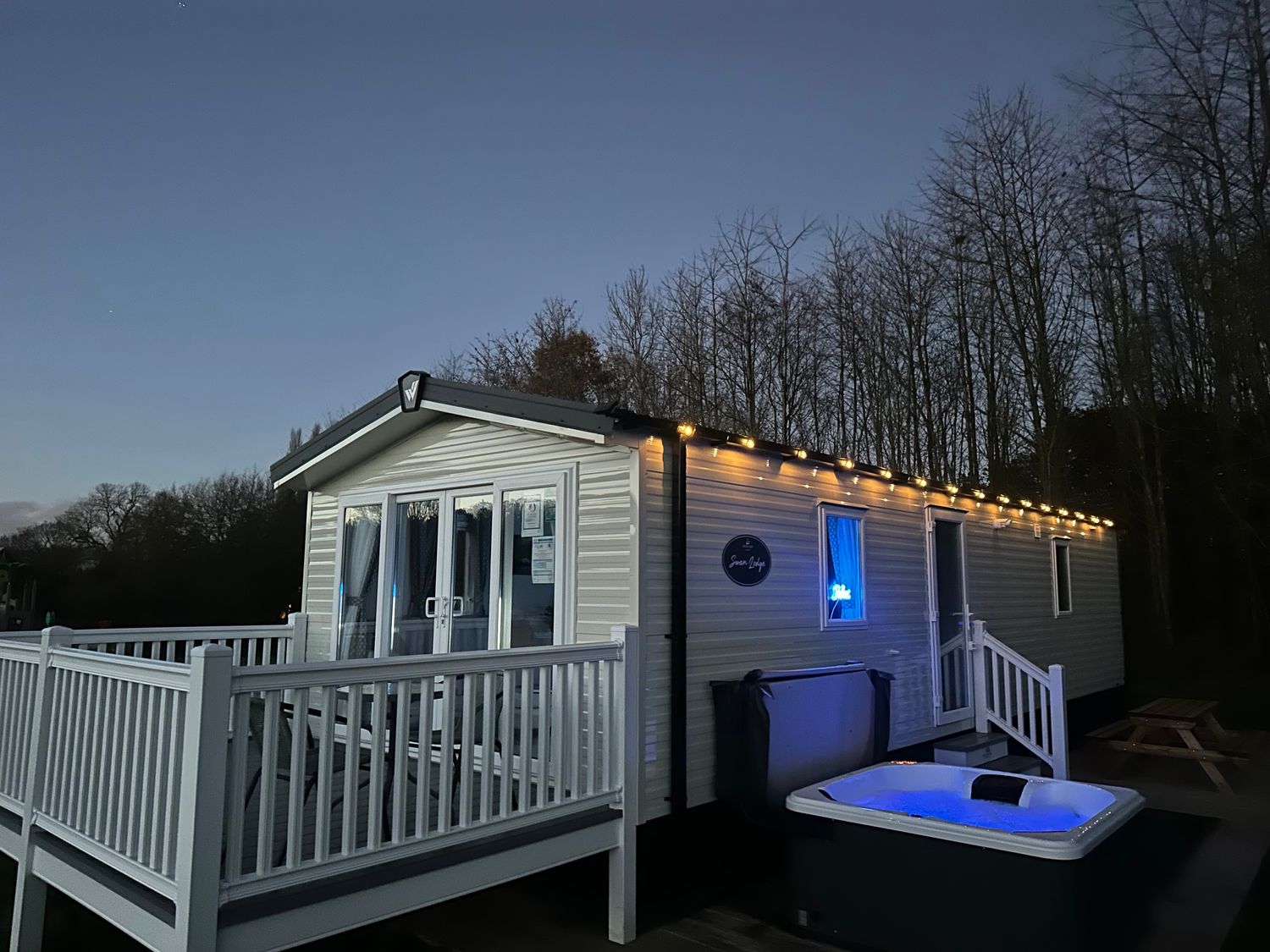 Swan Lake Lodges 1, Swannington, Leicestershire. Hot tub. Enclosed garden. Dishwasher. Single-storey