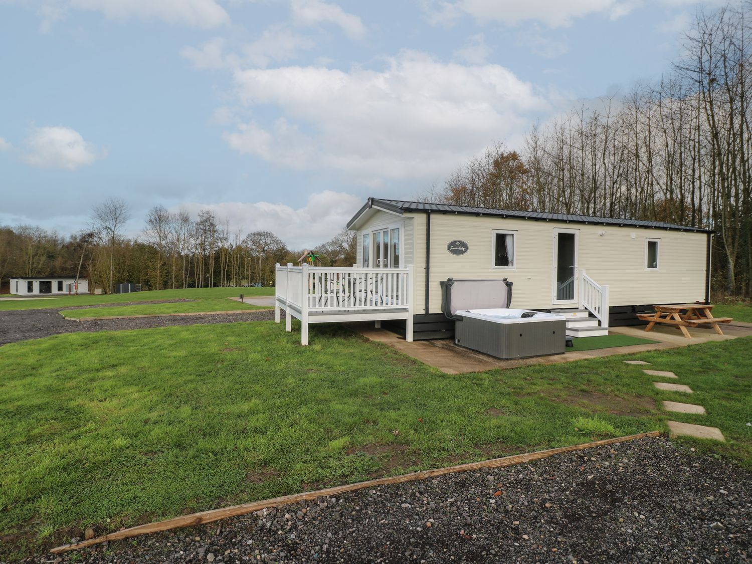 Swan Lake Lodges 1, Swannington, Leicestershire. Hot tub. Enclosed garden. Dishwasher. Single-storey